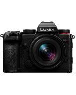 Panasonic Lumix S5D + S 18-40mm f/4.5-6.3 -järjestelmäkamera